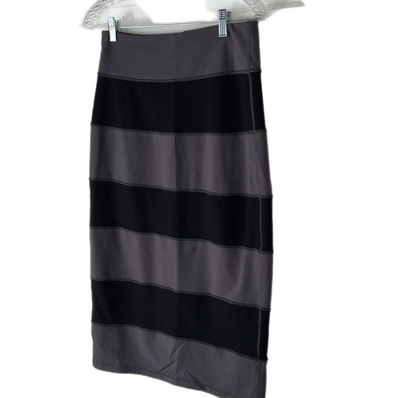 lululemon athletica Black and Gray Striped Skirt - Picture 6 of 11